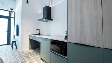 Een koelkast, een microgolfoven, een oven, een kookplaat