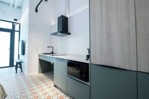 Een koelkast, een microgolfoven, een oven, een kookplaat