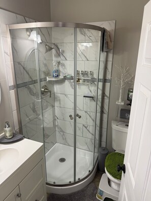 Bruser, håndklæder, Sæbe, Toiletpapir