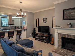 Living area - Cottage Beneath the Branches in Wachesaw-golf/pool/beach (Murrells Inlet)