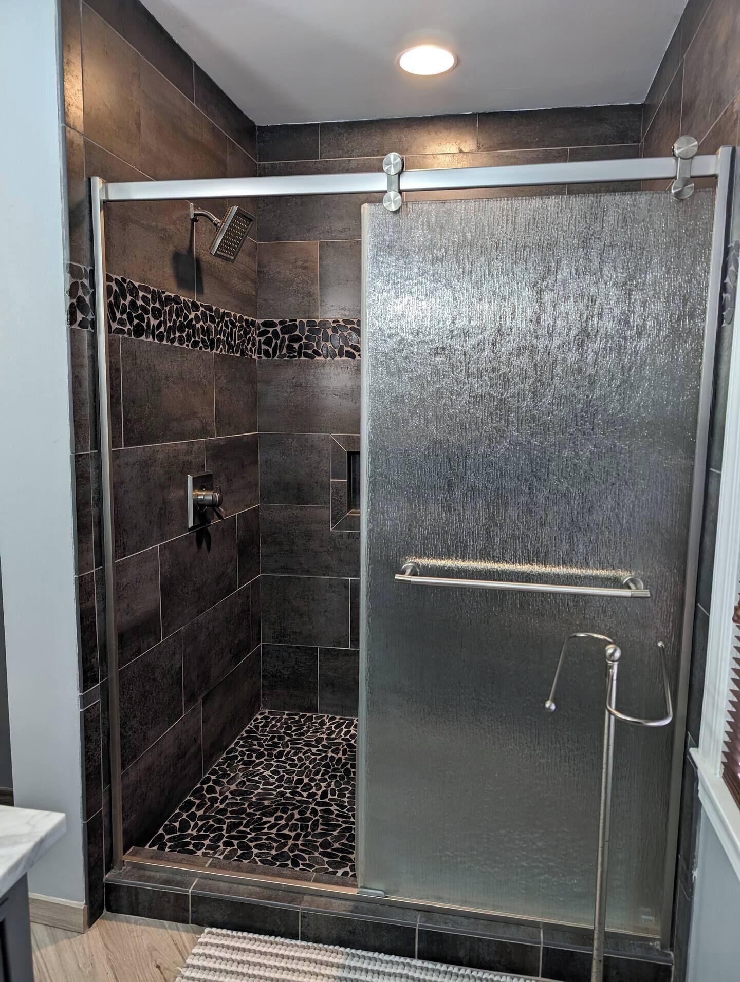 Douche, séchoir à cheveux, serviettes fournies, savon