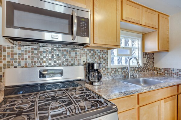 Interior - Half-mi to Attractions: Colorado Escape (Manitou Springs)