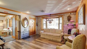 House (4 Bedrooms) | Interior - Half-mi to River Walk: 'rose Cottage' in Truckee! (Reno)