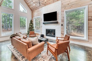 Interior - 7 Mi to Broken Bow Lake: 'wynsome Lodge' Cabin! (Broken Bow)