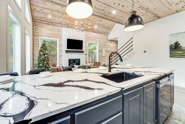 House (2 Bedrooms) | Interior - 7 Mi to Broken Bow Lake: 'wynsome Lodge' Cabin! (Broken Bow)