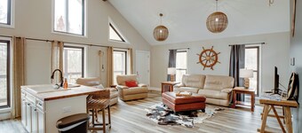 Lake Guntersville Getaway w/ Shared Boat Dock!