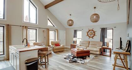 Lake Guntersville Getaway w/ Shared Boat Dock!