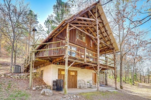 A rustic cabin with a wooden exterior, a balcony, and a stone foundation. - 10 Mi to Sardis Lake: Home w/ Grill in Tuskahoma (Tuskahoma)