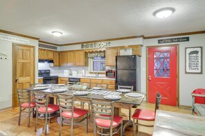 House (5 Bedrooms) | Interior - 34 Mi to Ark Encounter: Kentucky Family Farmhouse (California)