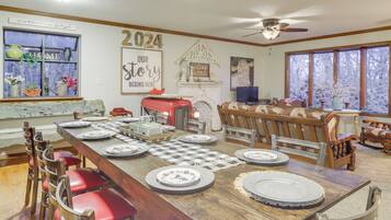 House (5 Bedrooms) | Interior