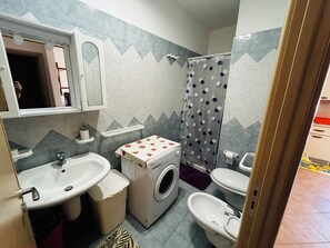 Douche, sèche-cheveux, bidet