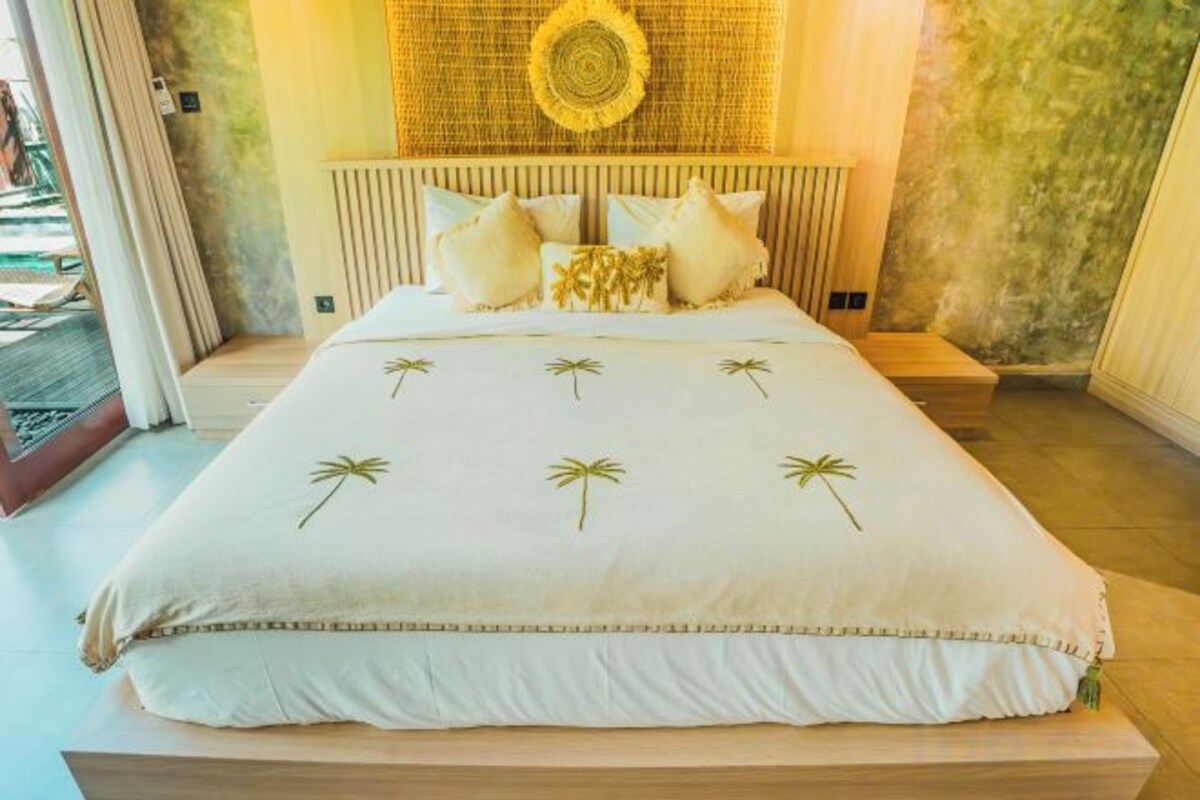 Blackout drapes, WiFi (free), bed sheets
