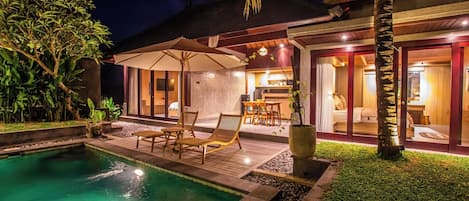 Biệt thự dành cho gia đình, quang cảnh hồ bơi | Khu phòng khách
