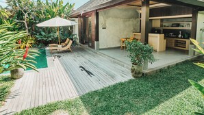 A modern house with a pool, outdoor seating, and a kitchen area. - Jero Kelodan Villa (Tabanan)