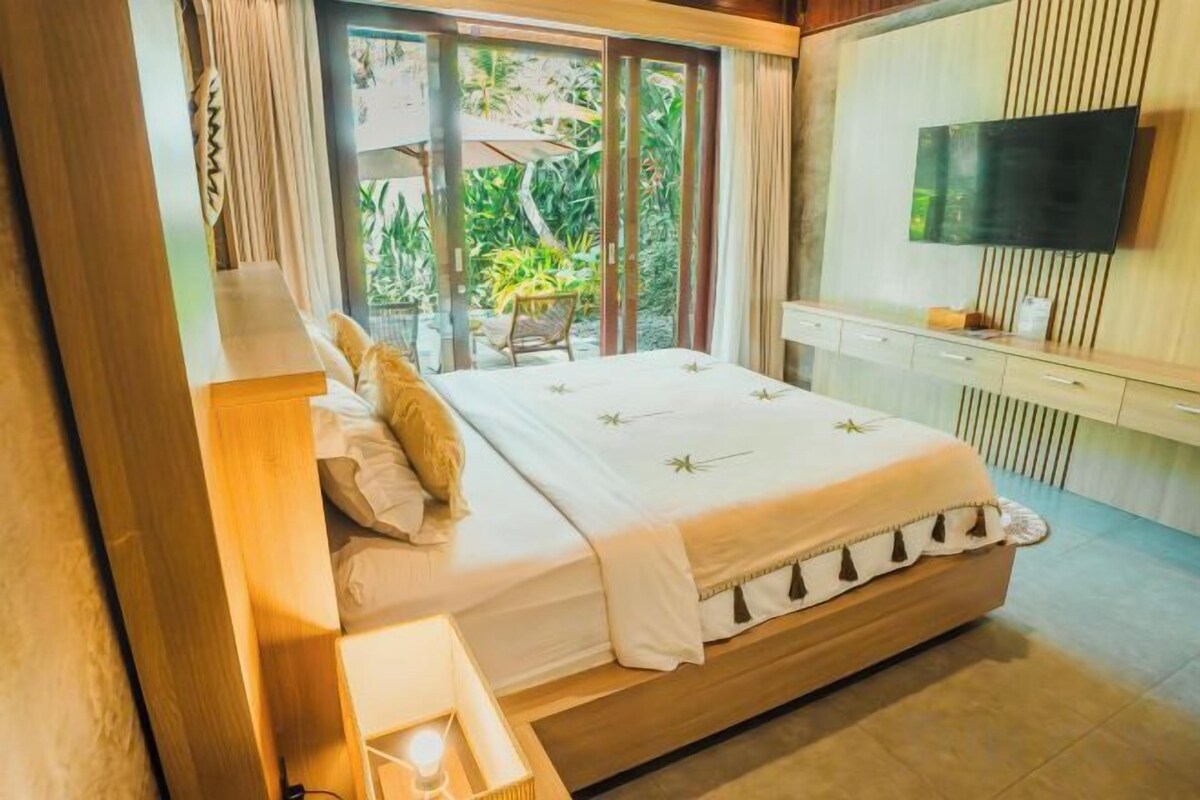 Blackout drapes, WiFi (free), bed sheets