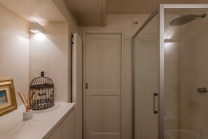Dusche, Haartrockner, Bidet, Handtücher