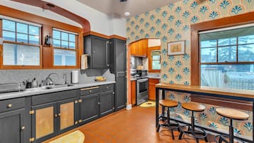 House, 3 Bedrooms | Private kitchen | Fridge, oven, coffee/tea maker, toaster
