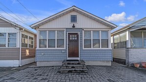 Un petit bâtiment d’un seul étage, doté d’une porte d’entrée, de fenêtres et d’un petit porche.
