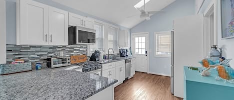 Casa, 3 habitaciones | Cocina privada | Refrigerador, horno, cafetera y tetera y tostadora