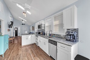 Casa, 3 habitaciones | Cocina privada | Refrigerador, horno, cafetera y tetera y tostadora 