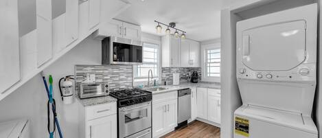 House, 2 Bedrooms | Private kitchen | Fridge, oven, coffee/tea maker, toaster