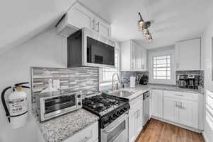 House, 2 Bedrooms | Private kitchen | Fridge, oven, coffee/tea maker, toaster