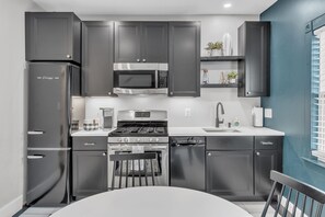 Townhome, 2 Bedrooms | Private kitchen | Fridge, oven, coffee/tea maker, toaster - Chez Old Town Walk To Shops Metro & Waterfront 2 Bedroom Townhouse (Alexandria)