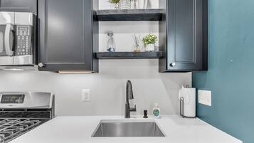 Townhouse, 2 kamar tidur | Dapur pribadi | Lemari es, oven, mesin pembuat kopi/teh, dan pemanggang roti