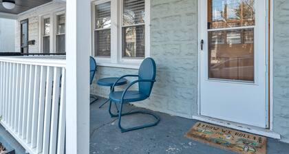 Chez Old Town Walk To Shops Metro & Waterfront 2 Bedroom Townhouse