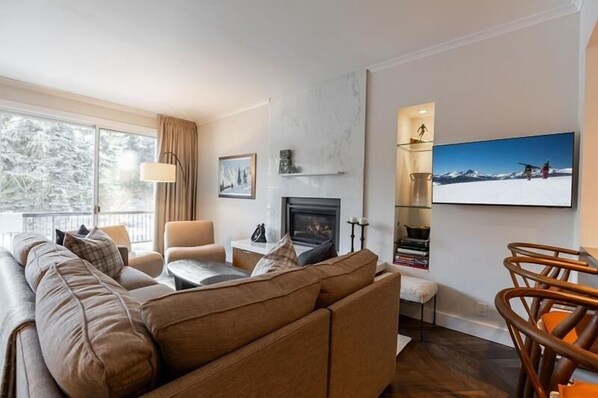 Condo, 2 chambres | Aire de séjour