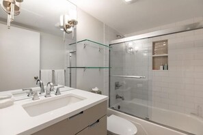 Condo, 2 chambres | Salle de bain | Serviettes fournies