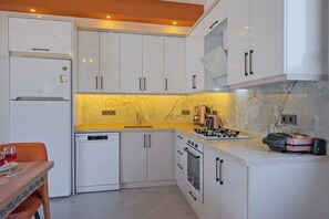 Réfrigérateur, four, plaque de cuisson, lave-vaisselle