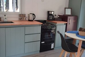 Kühlschrank, Ofen, Wasserkocher mit Kaffee-/Teezubehör, Wasserkocher