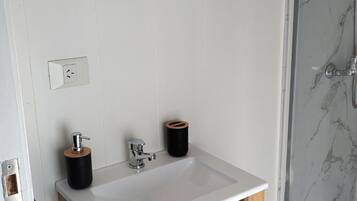 Serviettes fournies, savon, papier toilette
