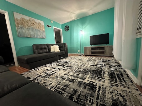 TV. Charming 2-bedroom house in Aberdeen with WiFi and AC