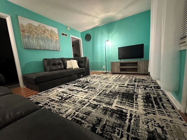 TV - Charming 2-bedroom house in Aberdeen with WiFi and AC (Aberdeen)