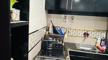 Frigorífico, microondas, horno y cafetera o tetera