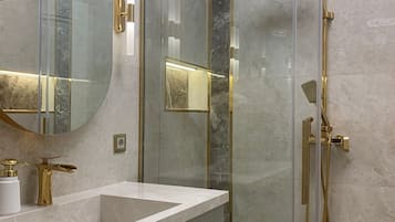 Sèche-cheveux, chaussons, serviettes fournies, savon