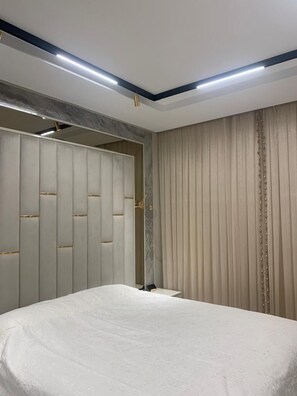書桌、筆電工作空間、遮光布/窗簾、隔音
