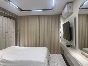 Bureau, espace de travail pour ordinateur portable, rideaux occultants