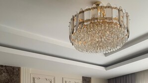 مكتب ومساحة عمل للكمبيوتر المحمول وستائر تعتيم وتجهيزات عازلة للصوت