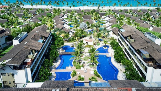 A resort with multiple swimming pools, a beach, and palm trees. - Porto de Galinhas, Malawi Beach Resort - Flat SKY (Ipojuca)
