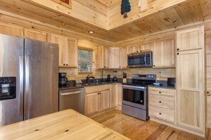 Kjøleskap, mikrobølgeovn, ovn og oppvaskmaskin