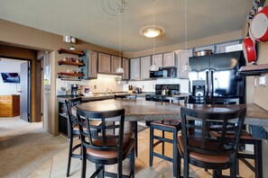 Kjøleskap, ovn, kokeplater og kaffetrakter/tekoker