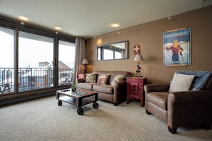 Televisión y chimenea 