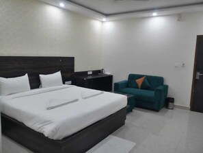 Deluxe Double Room | Desk, laptop workspace, free WiFi - Hotel Zeke Avenue (Bengaluru)