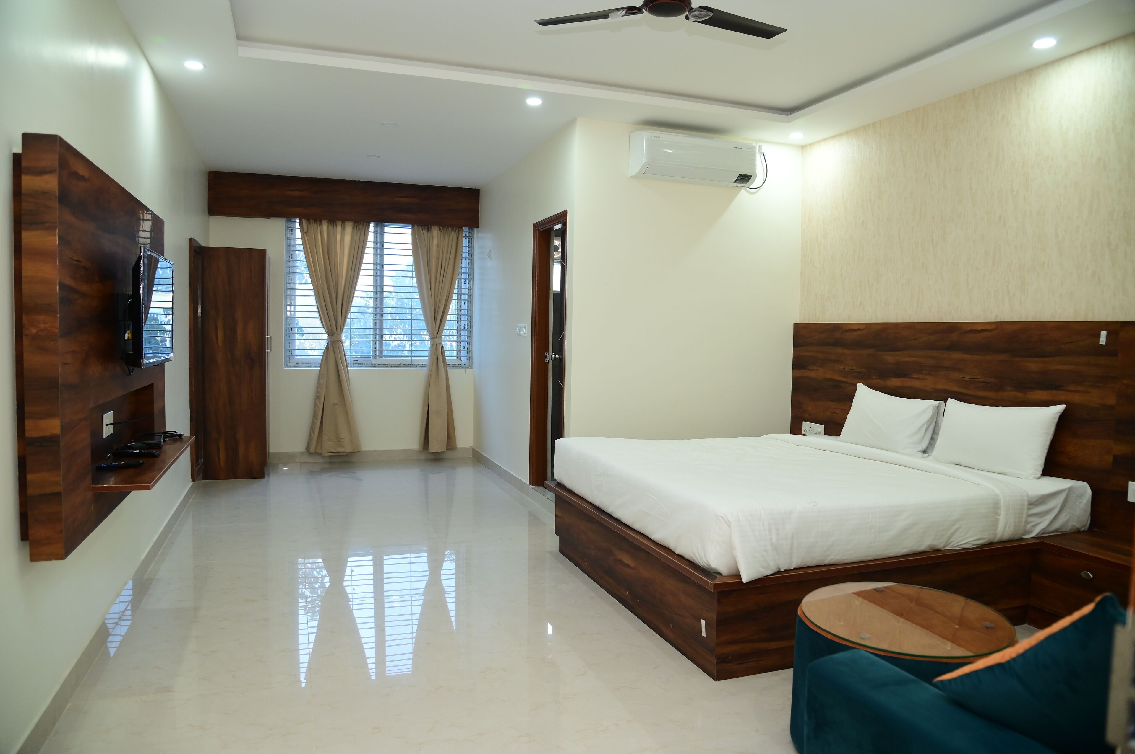 デラックス ダブルルーム | デスク、ノートパソコン用作業スペース、WiFi (無料)