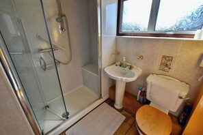 Douche, serviettes fournies, savon, papier toilette
