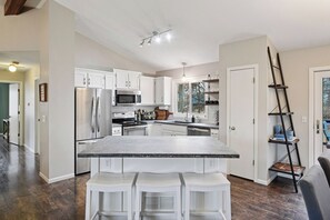 Jääkaappi, mikroaaltouuni, uuni, liesi