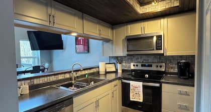Completely updated Monroe Lake Condo with private loft, steps to pool and tennis